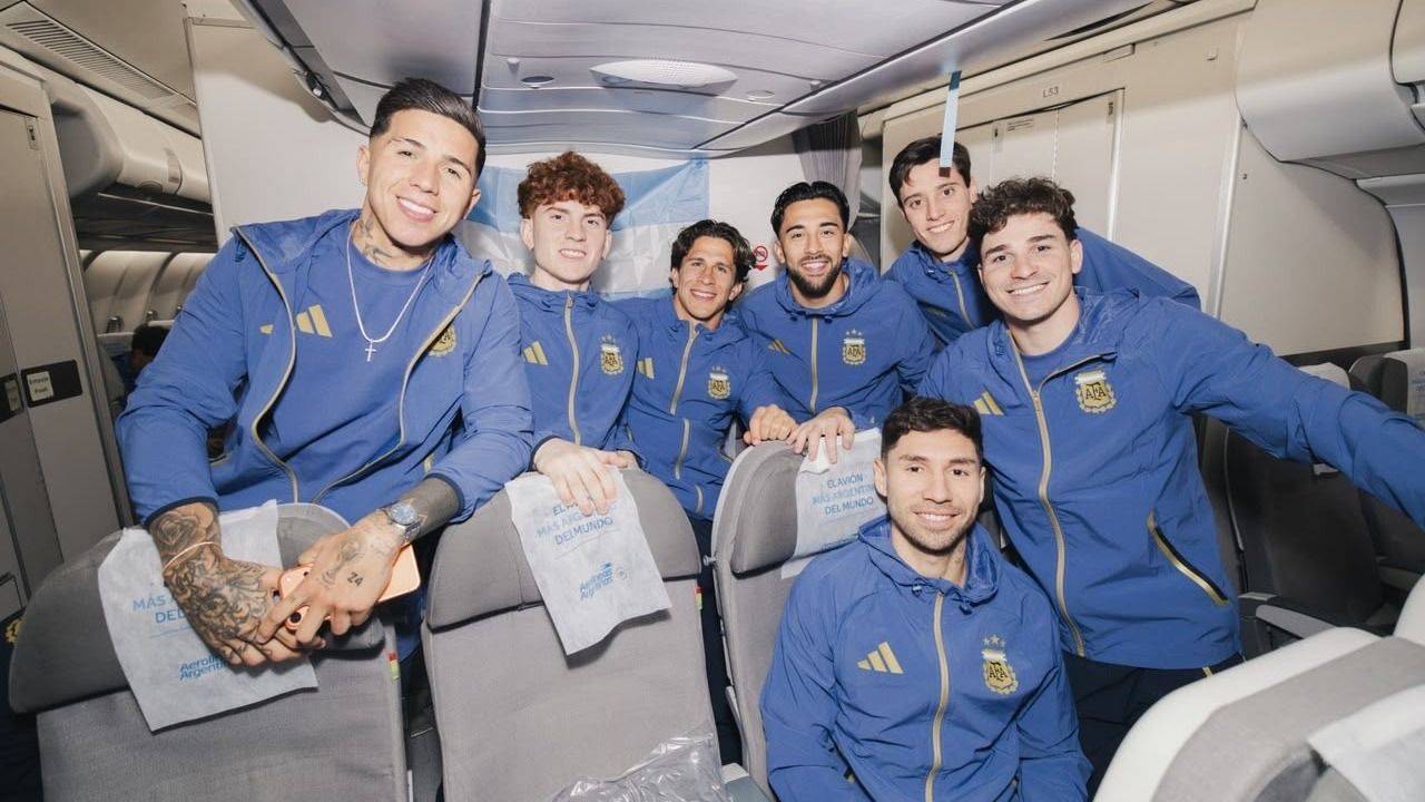 Arranca el sueño: parte de la Selección partió hacia Kansas "en el avión más argentino del mundo"