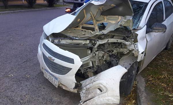Perdió el control de su auto y chocó contra un árbol - La Nueva