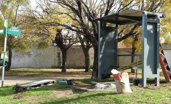 Comenzaron a colocar refugios en paradas de colectivos - La Nueva