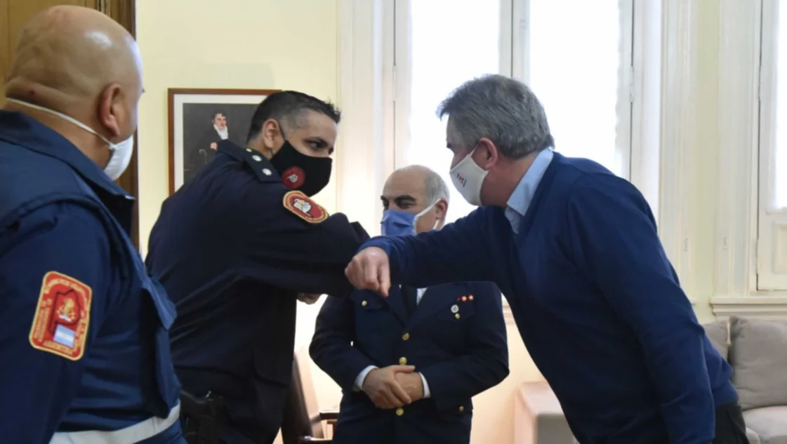 En el Día del Bombero Voluntario, Gay recibió a representantes de los distintos cuerpos