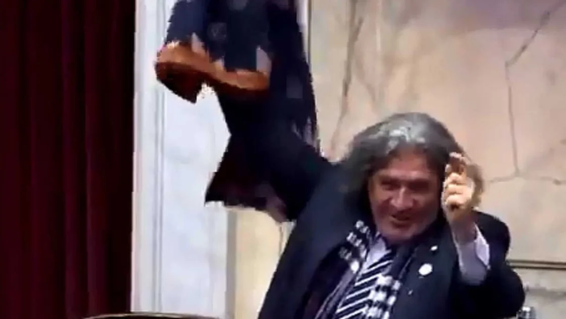 El show del diputado Ramón: dijo que "el Congreso está de fiesta" y revoleó una frazada El show del diputado Ramón: dijo que "el Congreso está de fiesta" y revoleó una frazada