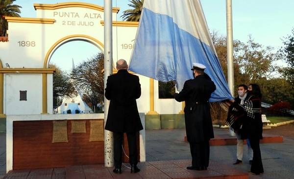 Se realizó el acto por el Día de la Bandera en la plaza Manuel Belgrano ...