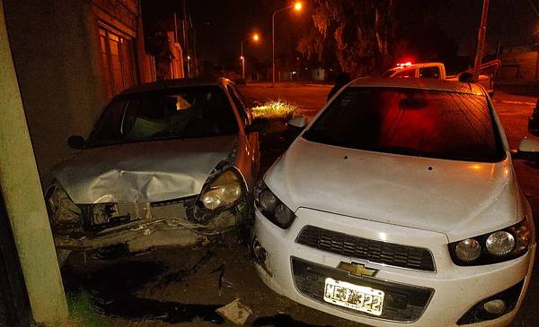 Manejaba borracho, perdió el control y chocó contra un auto estacionado ...
