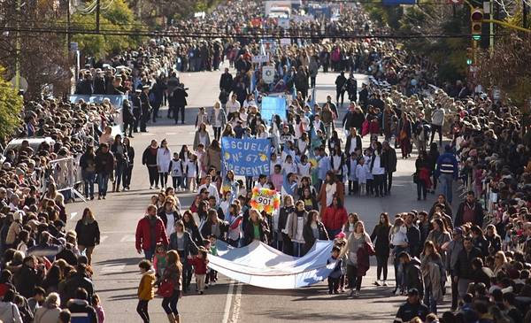 Abrieron la convocatoria para el tradicional desfile del 9 de Julio ...