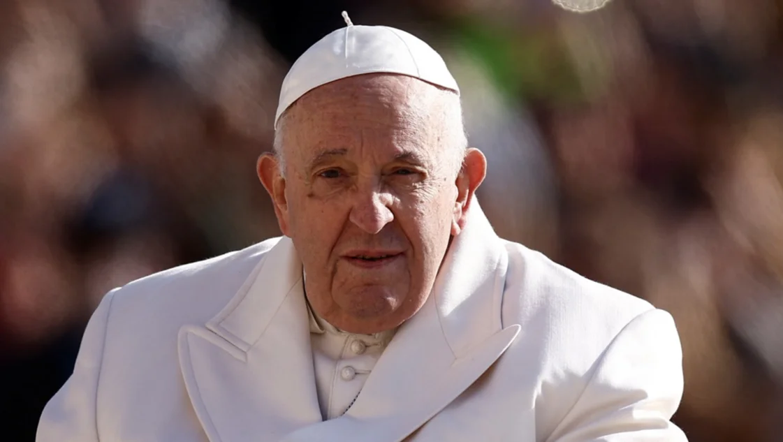 Concluyó "sin complicaciones" la operación del papa Francisco