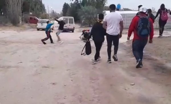 Videos Pelea Con Cuchillos A La Salida De Una Escuela En Bordeu La Nueva