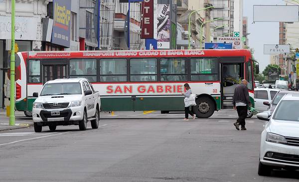 Colectivos: la UTA amenaza con un paro de 48 horas en Bahía y todo el ...