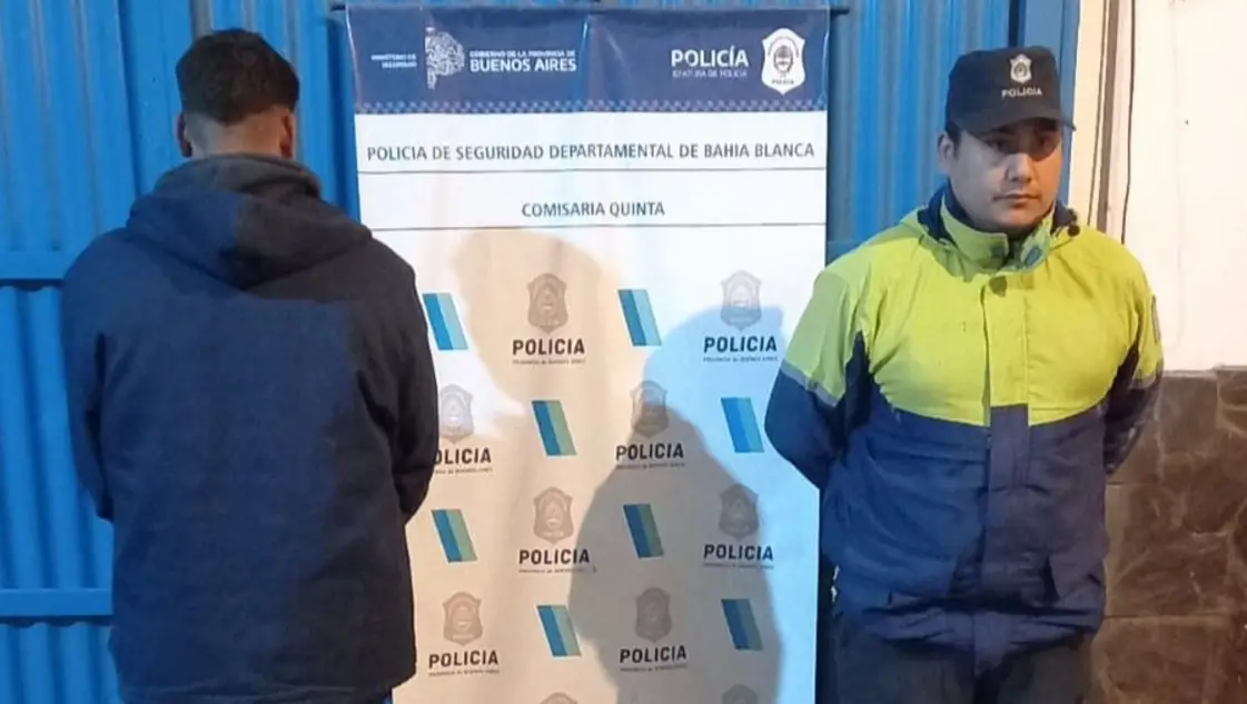 Sorprendido por la policía robando elementos del interior de dos autos