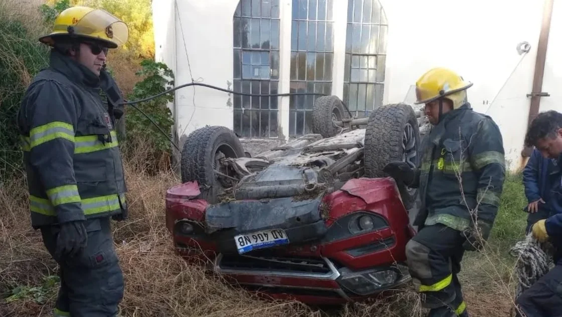 Patagones: por un descuido, se desbarrancó una camioneta