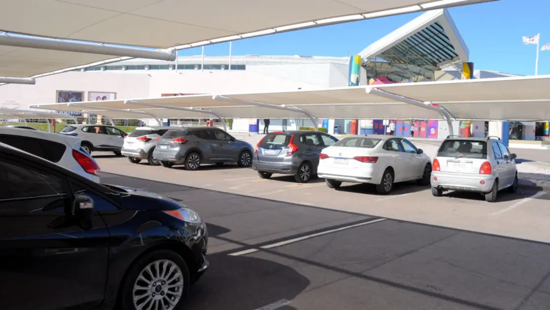 Los centros comerciales son responsables por los robos en sus estacionamientos