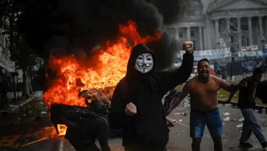 El Gobierno, sobre los incidentes fuera del Congreso: "Quieren interrumpir la sesión y no vamos ceder"