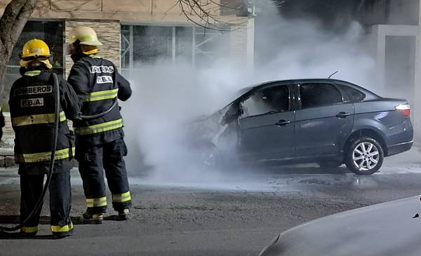 Un auto se prendió fuego en el macrocentro bahiense - La Nueva