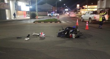 Chocaron una moto y una camioneta en Cuyo y Alem: una mujer resultó herida