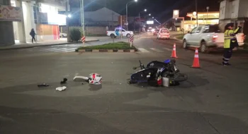 Chocaron una moto y una camioneta en Cuyo y Alem: una mujer resultó herida