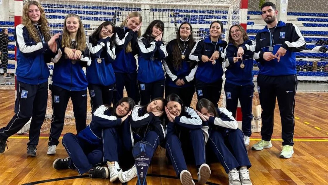 El handball en su momento más preciado: merecido reconocimiento para las chicas bahienses