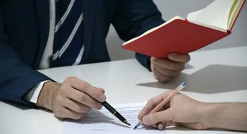 Una novela de engaño familiar, estafas y un abogado que irá a juicio