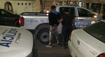Arrestado luego de agredir a una mujer y escapar de la policía