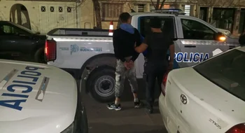 Arrestado luego de agredir a una mujer y escapar de la policía