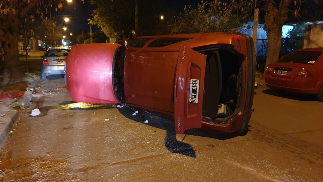 Un conductor de 71 años chocó contra dos autos y volcó Un conductor de 71 años chocó contra dos autos y volcó