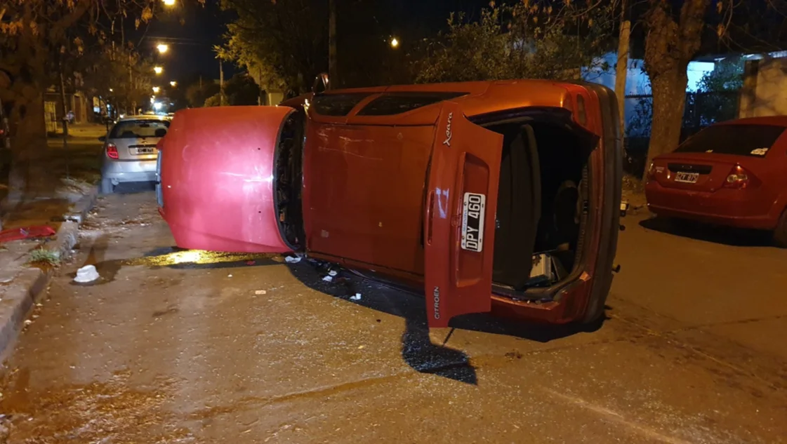 Un conductor de 71 años chocó contra dos autos y volcó Un conductor de 71 años chocó contra dos autos y volcó