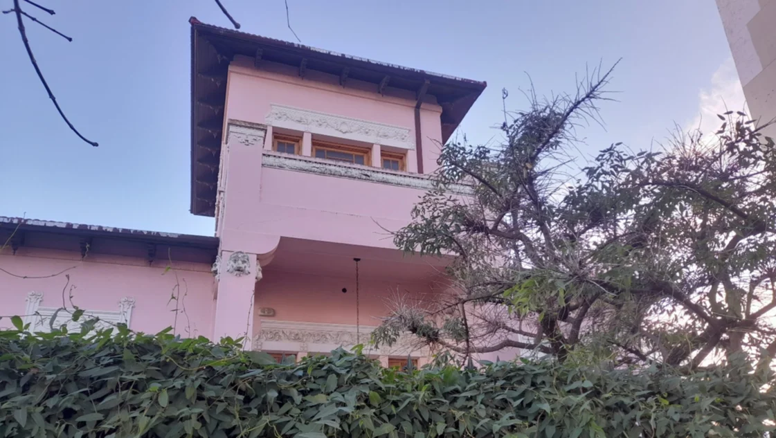 Calle Mitre: el lugar de los edificios, entre casonas, detalles art decó y un cine bombonera