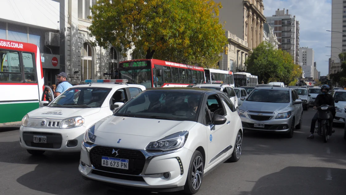 Calles cortadas en microcentro y desvíos programados al transporte público