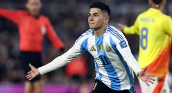 Con uno menos y aunque empezó perdiendo, Argentina empató 1-1 ante Colombia