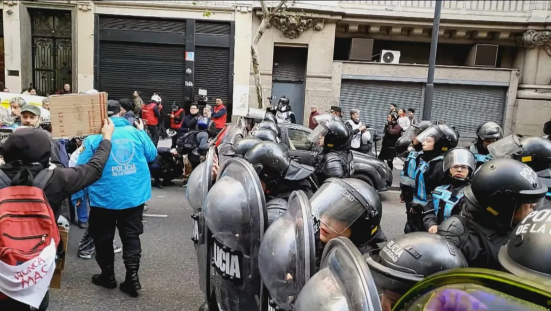 Marchas a Plaza de Mayo y Congreso tras la condena a CFK: incidentes entre manifestantes y la Policía Marchas a Plaza de Mayo y Congreso tras la condena a CFK: incidentes entre manifestantes y la Policía