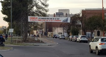 Un llamativo pasacalles que encubre una publicidad e infringe las normas