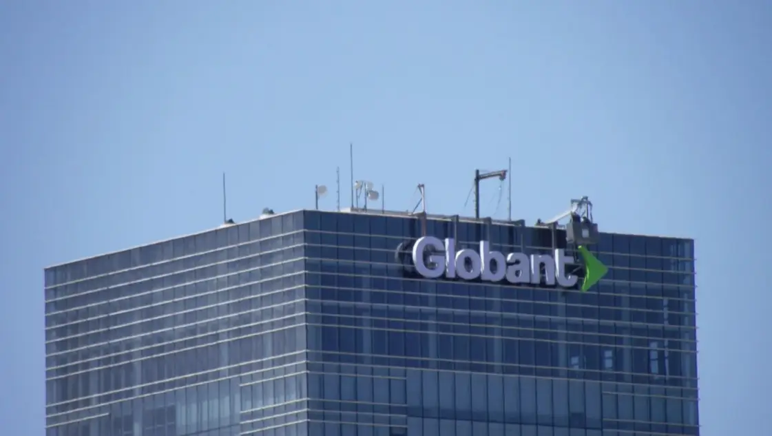 Un gigante tecnológico cerró sedes en dos ciudades del interior y crece la preocupación por su futuro en Bahía