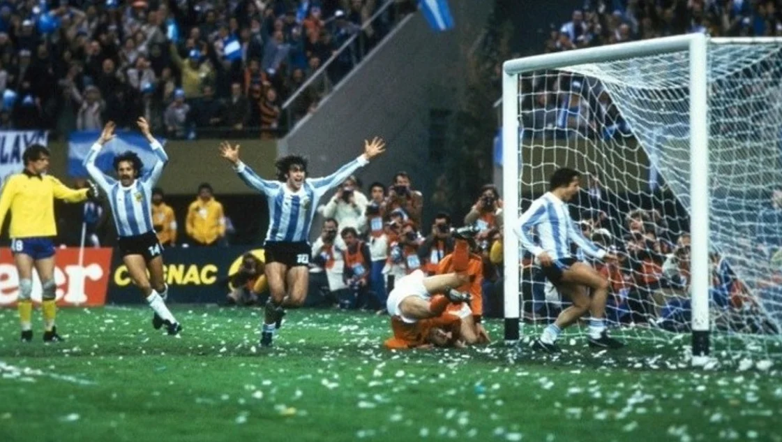 Argentina '78: la pelota de Rensenbrink, el susto y el estallido de un país que gritó campeón Argentina '78: la pelota de Rensenbrink, el susto y el estallido de un país que gritó campeón