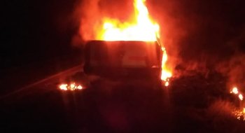 Una camioneta se incendió en un tramo de la ruta 51