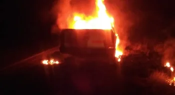 Una camioneta se incendió en un tramo de la ruta 51