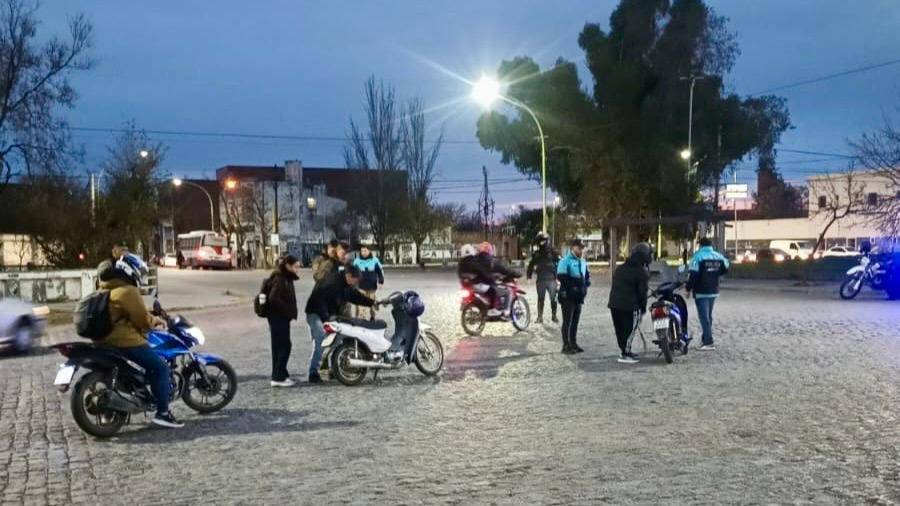 Detienen en un operativo a una mujer que era buscada por robo agravado 
