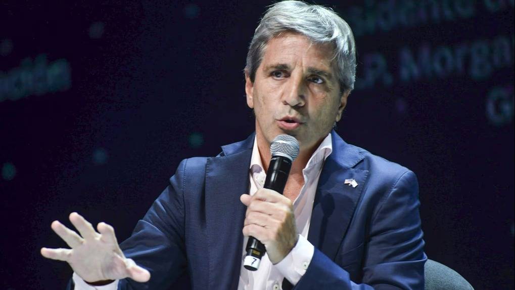 Caputo insiste en que “lo peor ya pasó” y apuntó contra Kicillof