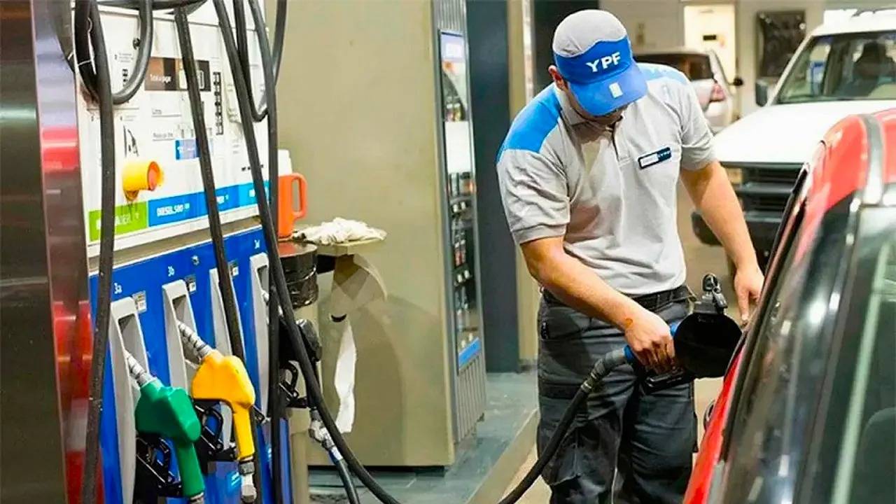 El gasto en nafta para los hogares argentinos aumentó casi $39.000 por mes desde el inicio de la guerra
