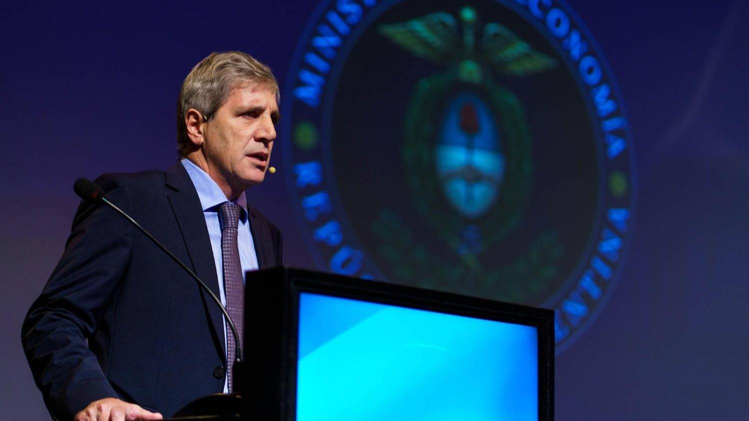 Caputo reflotó la competencia de monedas y aseguró que habrá libre circulación de pesos y dólares