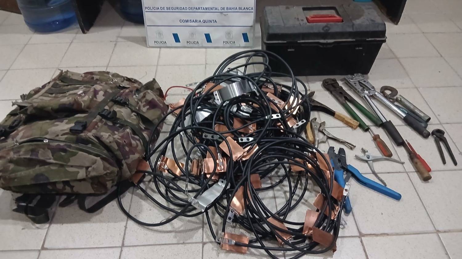 Robaba en una casa y al llegar la Policía se escondió debajo de una camioneta