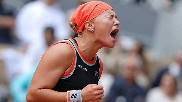 Shnaider le dio vuelta un partido increíble a la número 1 del mundo, Sabalenka, y avanzó a semis en Roland Garros