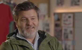 Silbaron al director bahiense Gastón Duprat durante una entrega de premios