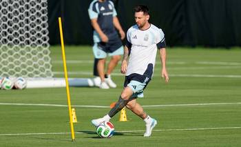 Sin Julián, con Messi aparte y sorpresas en el once, la Selección se entrenó a puertas abiertas