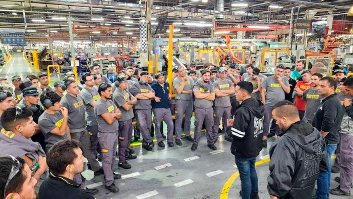 Industria en crisis: Pirelli paraliza la producción en su planta de Merlo que emplea a casi 650 trabajadores