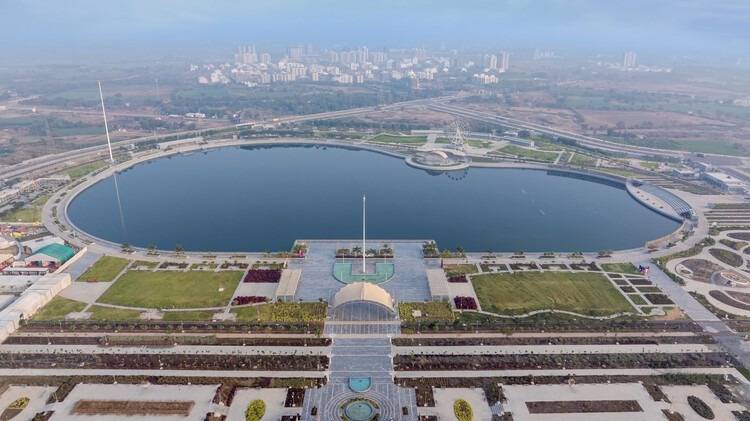 En la India: un embalse reduce riesgos y genera un espacio público 