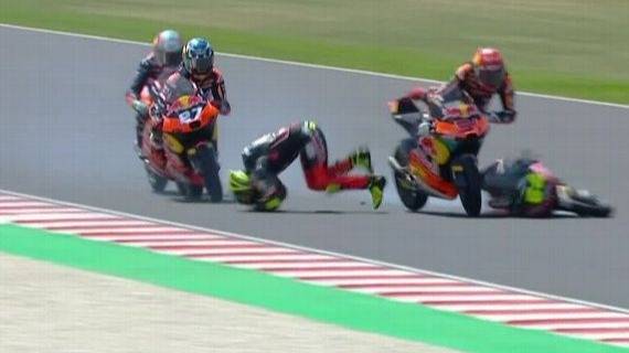 ¡Final dramático en Moto3! Valentín Perrone, involucrado en el accidente