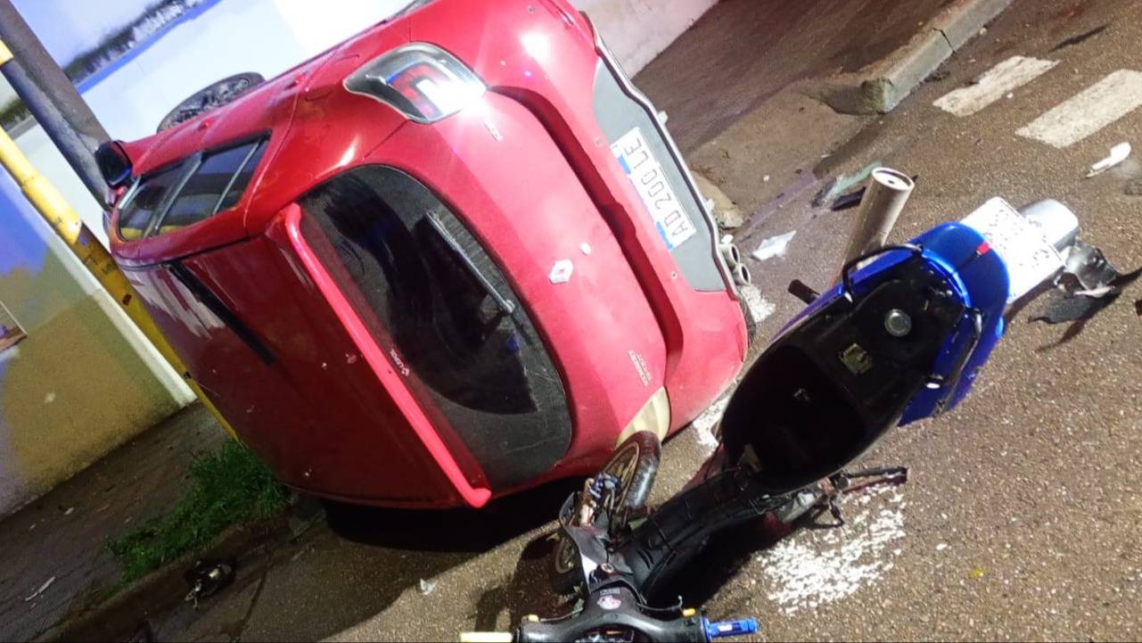 Murió un motociclista tras chocar con un auto que trabajaba para Uber en Punta Alta
