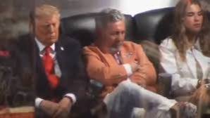 Donald Trump fue abucheado en el Madison Square Garden y se quedó dormido
