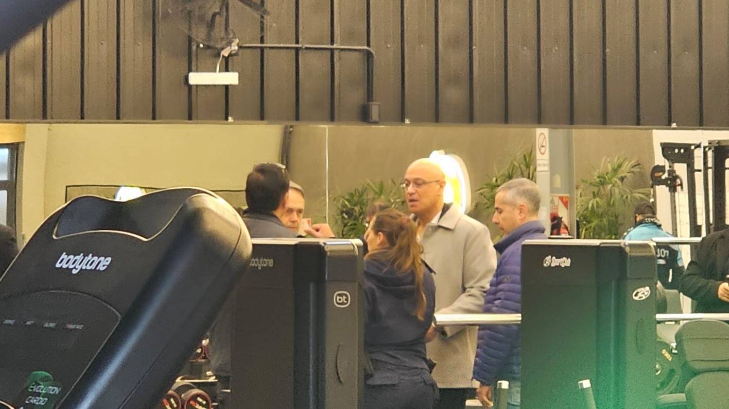 Muerte en el gimnasio: el fiscal Cristian Aguilar allana las instalaciones