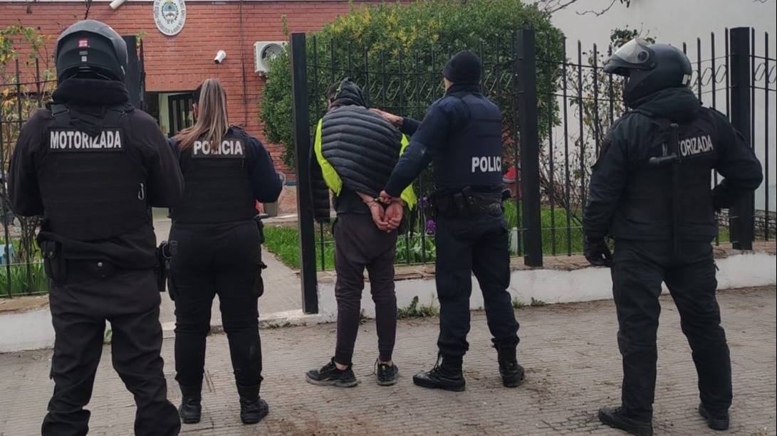 Arrestado por cometer un asalto con un arma "tumbera"