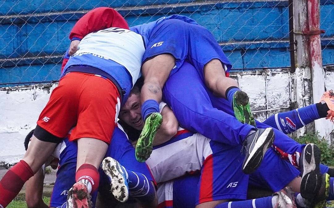 Partido “picante”, triunfo de Rosario, gol a los 97 minutos y ¿quién es el auxiliar que se “robó” la pelota?