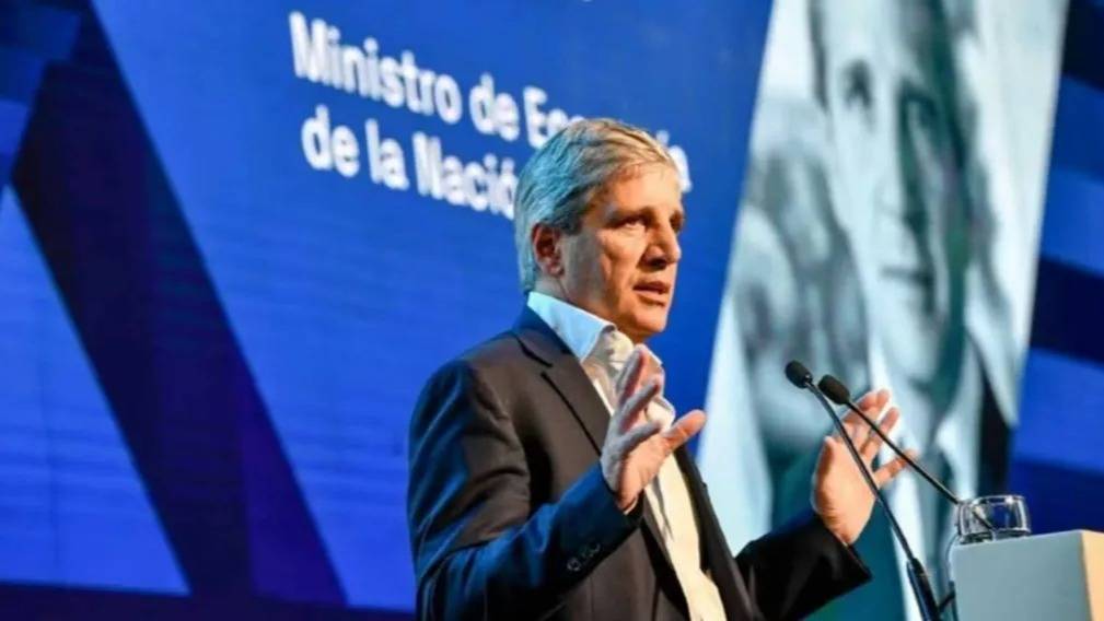 "Dólares para todo el mundo": Caputo volvió a defender el rumbo económico